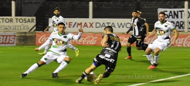 Nueva Chicago, Estudiantes, Primera Nacional. 